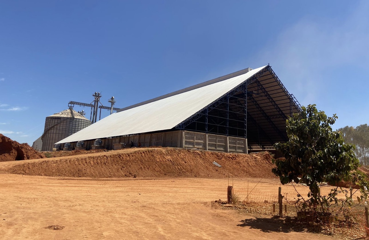 Armazém com cobertura metálica em ambiente rural, como referência de aplicação no agro.
